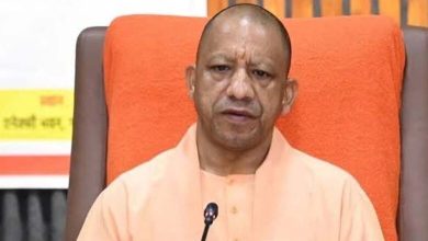 उत्तर प्रदेश के मुख्यमंत्री योगी आदित्यनाथ लखनऊ के इंदिरा गांधी प्रतिष्ठान में विश्वकर्मा स्वरोजगार एवं स्वदेशी मेला-2026 के दौरान कामगारों को आर्थिक सहायता के चेक और टूलकिट वितरित करते हुए।