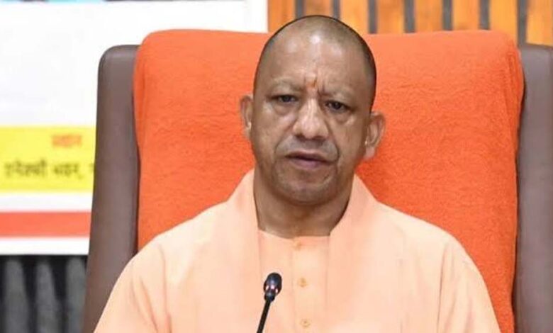 उत्तर प्रदेश के मुख्यमंत्री योगी आदित्यनाथ लखनऊ के इंदिरा गांधी प्रतिष्ठान में विश्वकर्मा स्वरोजगार एवं स्वदेशी मेला-2026 के दौरान कामगारों को आर्थिक सहायता के चेक और टूलकिट वितरित करते हुए।