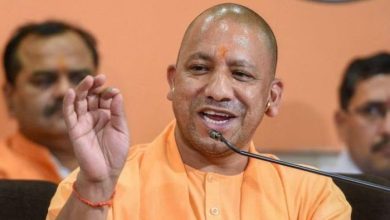 उत्तर प्रदेश में इलेक्ट्रॉनिक्स और सेमीकंडक्टर उद्योग के बढ़ते निवेश और रोजगार को दर्शाता टेक्नोलॉजी विजुअल
