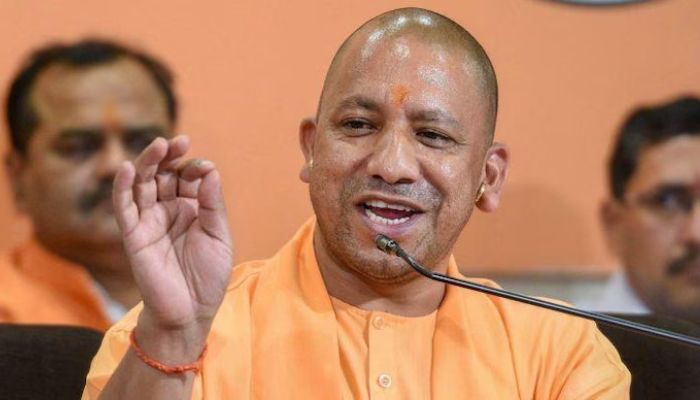 उत्तर प्रदेश में इलेक्ट्रॉनिक्स और सेमीकंडक्टर उद्योग के बढ़ते निवेश और रोजगार को दर्शाता टेक्नोलॉजी विजुअल