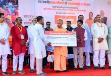 चित्रकूट में मुख्यमंत्री योगी आदित्यनाथ बाढ़ प्रभावित परिवारों से मुलाकात कर राहत सामग्री और आर्थिक सहायता के चेक वितरित करते हुए।