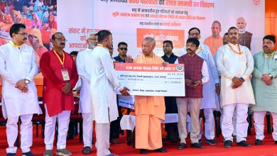 चित्रकूट में मुख्यमंत्री योगी आदित्यनाथ बाढ़ प्रभावित परिवारों से मुलाकात कर राहत सामग्री और आर्थिक सहायता के चेक वितरित करते हुए।