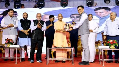 उत्तर प्रदेश के मुख्यमंत्री योगी आदित्यनाथ लखनऊ विश्वविद्यालय में गोमती पुस्तक महोत्सव 2026 का उद्घाटन करते हुए