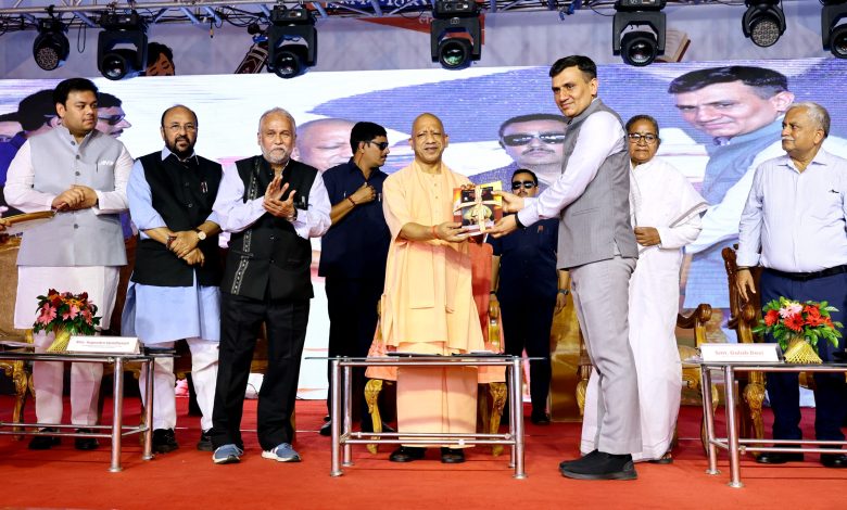 उत्तर प्रदेश के मुख्यमंत्री योगी आदित्यनाथ लखनऊ विश्वविद्यालय में गोमती पुस्तक महोत्सव 2026 का उद्घाटन करते हुए