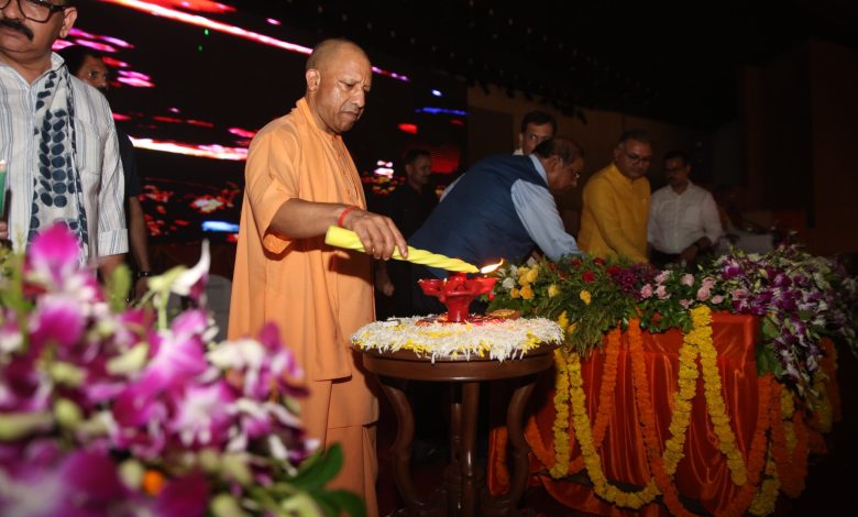 लखनऊ के प्रेरणा स्थल पर प्रधानमंत्री नरेंद्र मोदी के 76वें जन्मदिवस के अवसर पर मुख्यमंत्री योगी आदित्यनाथ दीप प्रज्ज्वलित कर सेवा संकल्प अभियान की शुरुआत करते हुए।