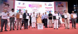 विश्वकर्मा जयंती पर कारीगरों को सौगात, योगी ने ‘स्वरोजगार एवं स्वदेशी मेला-2026’ का किया शुभारंभ 1 WhatsApp Image 2026 09 17 at 9.00.25 PM