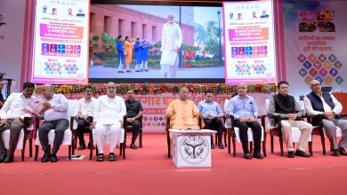 मुख्यमंत्री योगी आदित्यनाथ लखनऊ के इंदिरा गांधी प्रतिष्ठान में भगवान विश्वकर्मा जयंती के अवसर पर विश्वकर्मा स्वरोजगार एवं स्वदेशी मेला 2026 का शुभारंभ करते हुए।