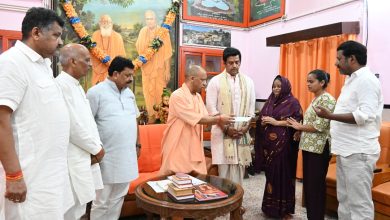 मुख्यमंत्री योगी आदित्यनाथ गोरखनाथ मंदिर में पीड़ित परिवारों से मुलाकात कर उन्हें सांत्वना और आर्थिक सहायता प्रदान करते हुए।