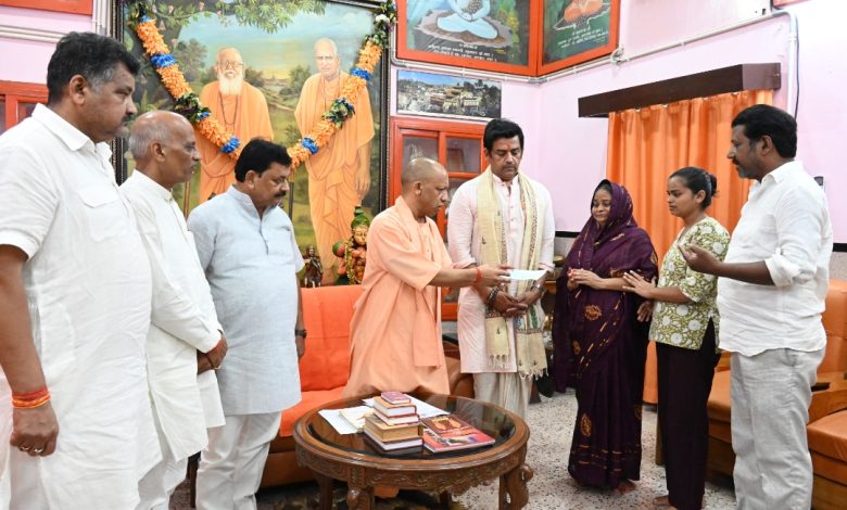 मुख्यमंत्री योगी आदित्यनाथ गोरखनाथ मंदिर में पीड़ित परिवारों से मुलाकात कर उन्हें सांत्वना और आर्थिक सहायता प्रदान करते हुए।