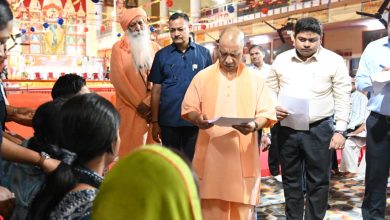 बारिश के बीच गोरखनाथ मंदिर में जनता दर्शन के दौरान मुख्यमंत्री योगी आदित्यनाथ लोगों की समस्याएं सुनते हुए