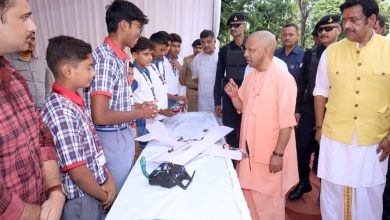 मुख्यमंत्री योगी आदित्यनाथ ने गोरखपुर में बाल मेला सम्मान समारोह में प्रतिभावान छात्र-छात्राओं को सम्मानित किया