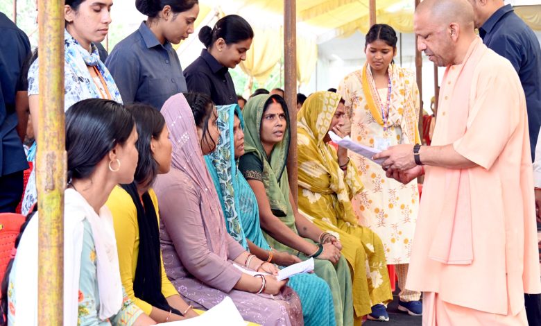 मुख्यमंत्री योगी आदित्यनाथ गोरखनाथ मंदिर में जनता दर्शन के दौरान लोगों की समस्याएं सुनते हुए