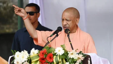 उत्तर प्रदेश के मुख्यमंत्री योगी आदित्यनाथ प्रयागराज में हाईकोर्ट बार एसोसिएशन के सम्मान समारोह को संबोधित करते हुए।