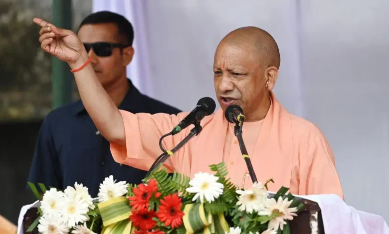उत्तर प्रदेश के मुख्यमंत्री योगी आदित्यनाथ प्रयागराज में हाईकोर्ट बार एसोसिएशन के सम्मान समारोह को संबोधित करते हुए।