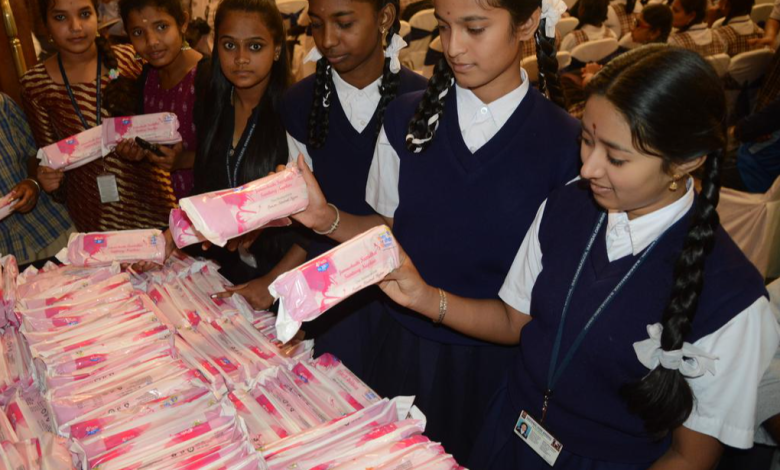 उत्तर प्रदेश में कक्षा 6 से 12 तक की छात्राओं को मुफ्त सैनिटरी नैपकिन उपलब्ध कराने की योगी सरकार की योजना।