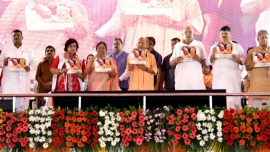 योगी सरकार द्वारा आंगनवाड़ी कार्यकत्रियों और सहायिकाओं के मानदेय में बढ़ोतरी की घोषणा के बाद खुशी जतातीं आंगनवाड़ी कार्यकत्रियां