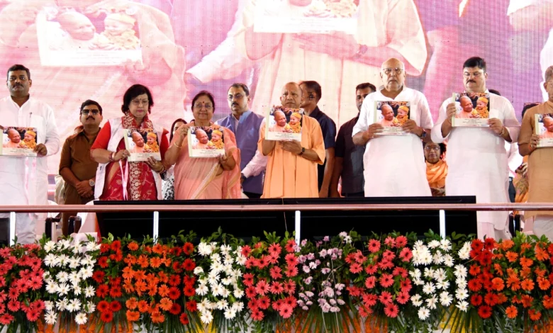 योगी सरकार द्वारा आंगनवाड़ी कार्यकत्रियों और सहायिकाओं के मानदेय में बढ़ोतरी की घोषणा के बाद खुशी जतातीं आंगनवाड़ी कार्यकत्रियां