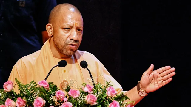 मुख्यमंत्री योगी आदित्यनाथ और केंद्रीय मंत्री मुरलीधर मोहोल भारत टैक्सी सेवा को उत्तर प्रदेश में हरी झंडी दिखाते हुए।