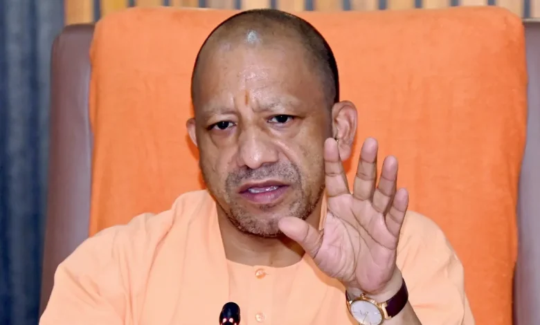 मुख्यमंत्री योगी आदित्यनाथ किसानों के लिए मुख्यमंत्री कृषक समृद्धि योजना के तहत दीर्घकालिक कृषि ऋण की ब्याज दर 6 प्रतिशत करने की घोषणा करते हुए।