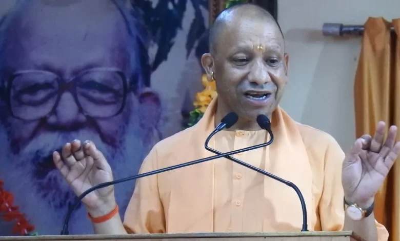 गोरखपुर के गोरखनाथ मंदिर में भारतीय ज्ञान परंपरा पर आयोजित व्याख्यान सत्र को संबोधित करते मुख्यमंत्री योगी आदित्यनाथ