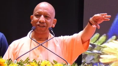 मुख्यमंत्री योगी आदित्यनाथ गोरखपुर में दिव्यांगजनों को कृत्रिम अंग और सहायक उपकरण वितरित करते हुए