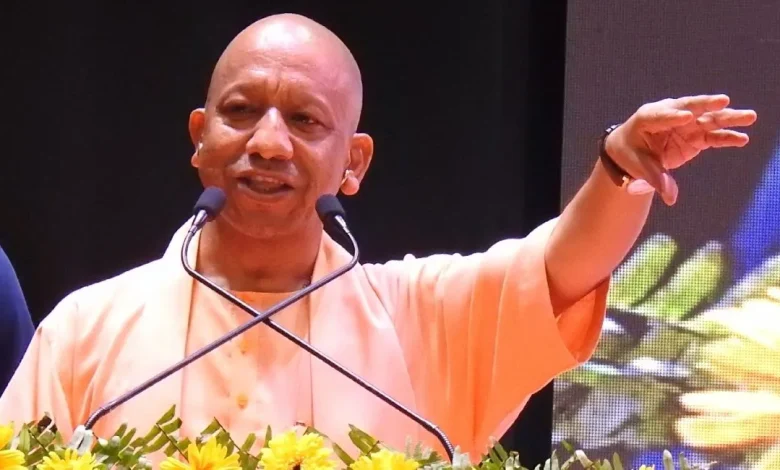उत्तर प्रदेश में भारी बारिश के बीच प्रभावित क्षेत्रों में राहत और बचाव अभियान चलाते प्रशासनिक एवं राहत दल।