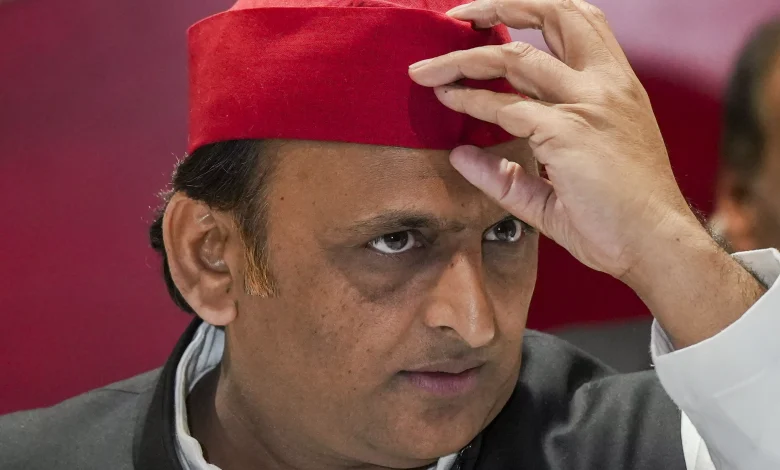 अयोध्या दौरे को लेकर अखिलेश यादव पर सवाल उठाते भाजपा नेताओं की प्रेस कॉन्फ्रेंस की तस्वीर।