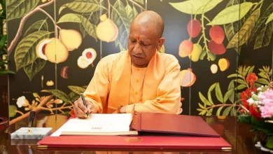 लखनऊ के पटेल पार्क में सेवा ज्योति यात्रा-विकसित भारत संकल्प सभा को संबोधित करते मुख्यमंत्री योगी आदित्यनाथ।