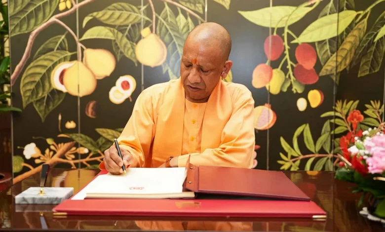 लखनऊ के पटेल पार्क में सेवा ज्योति यात्रा-विकसित भारत संकल्प सभा को संबोधित करते मुख्यमंत्री योगी आदित्यनाथ।