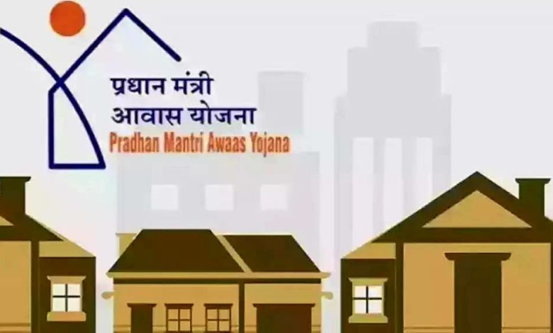 उत्तर प्रदेश को प्रधानमंत्री आवास योजना-शहरी में दो राष्ट्रीय पुरस्कार मिलने के बाद विज्ञान भवन में सम्मान ग्रहण करते अधिकारी