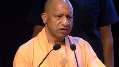 मुख्यमंत्री योगी आदित्यनाथ ग्रामीण क्षेत्रों में डिजिटल लाइब्रेरी और डिजिटल शिक्षा के विस्तार की जानकारी देते हुए।