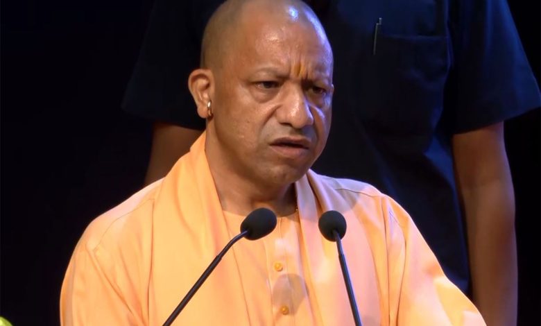 मुख्यमंत्री योगी आदित्यनाथ ग्रामीण क्षेत्रों में डिजिटल लाइब्रेरी और डिजिटल शिक्षा के विस्तार की जानकारी देते हुए।