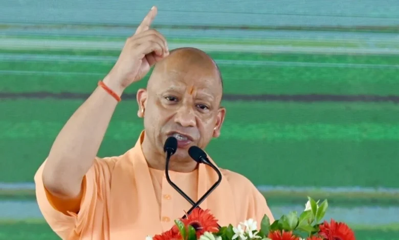भदोही में मुख्यमंत्री योगी आदित्यनाथ विकास परियोजनाओं के लोकार्पण और शिलान्यास कार्यक्रम को संबोधित करते हुए।