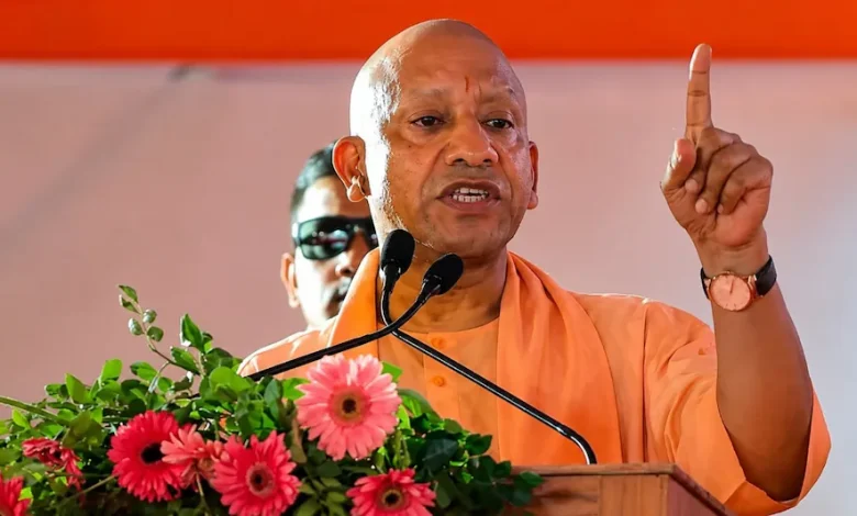सीएम योगी आदित्यनाथ लखनऊ में 4.60 लाख से अधिक विद्यार्थियों को 148 करोड़ रुपये से ज्यादा की छात्रवृत्ति और शुल्क प्रतिपूर्ति हस्तांतरित करते हुए।