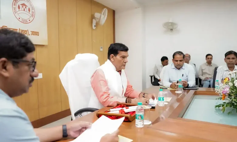नगर विकास मंत्री ए.के. शर्मा प्रधानमंत्री आवास योजना-शहरी 2.0 की प्रगति की समीक्षा करते हुए।