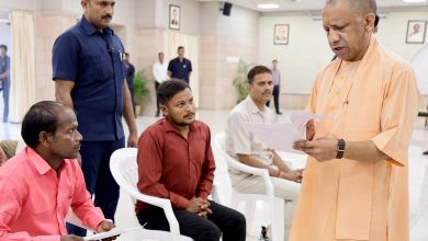 मुख्यमंत्री योगी आदित्यनाथ जनता दर्शन में लोगों की समस्याएं सुनते हुए और अधिकारियों को समयबद्ध समाधान के निर्देश देते हुए।