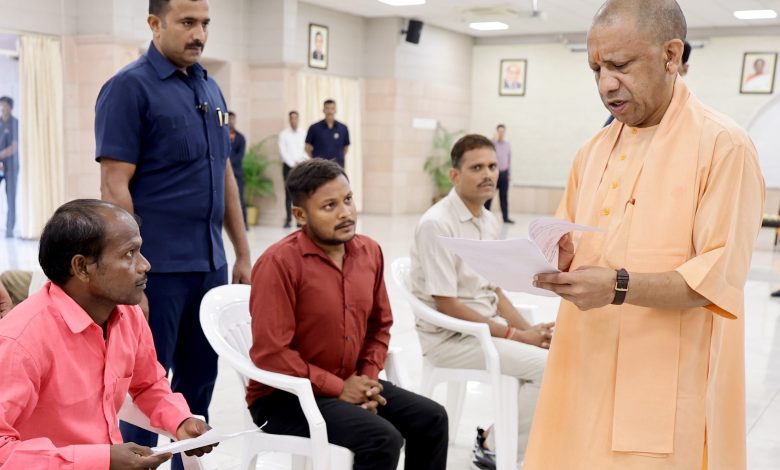 मुख्यमंत्री योगी आदित्यनाथ जनता दर्शन में लोगों की समस्याएं सुनते हुए और अधिकारियों को समयबद्ध समाधान के निर्देश देते हुए।