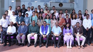 PCS 2025 बैच के प्रशिक्षु अधिकारी लखनऊ स्थित उत्तर प्रदेश स्टेट इंस्टीट्यूट ऑफ फॉरेंसिक साइंस में डीएनए और ड्रोन लैब का अवलोकन करते हुए।