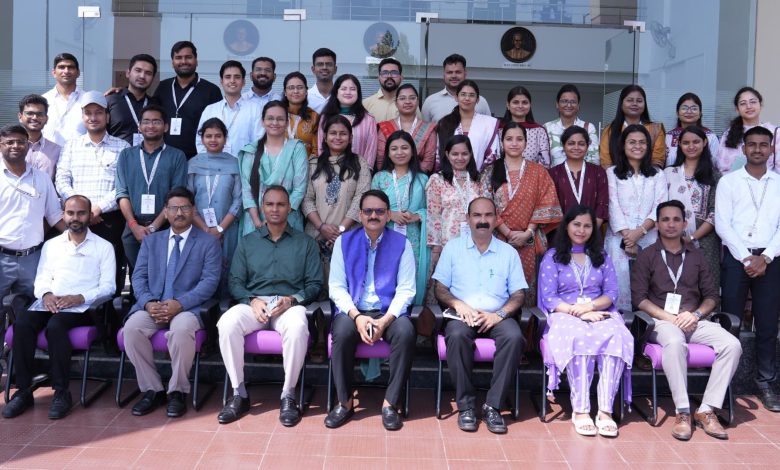 PCS 2025 बैच के प्रशिक्षु अधिकारी लखनऊ स्थित उत्तर प्रदेश स्टेट इंस्टीट्यूट ऑफ फॉरेंसिक साइंस में डीएनए और ड्रोन लैब का अवलोकन करते हुए।
