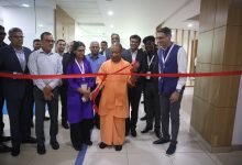 लखनऊ में HCLTech की 10वीं वर्षगांठ के कार्यक्रम में मुख्यमंत्री योगी आदित्यनाथ और HCLTech चेयरपर्सन रोशनी नादर मल्होत्रा।