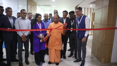 लखनऊ में HCLTech की 10वीं वर्षगांठ के कार्यक्रम में मुख्यमंत्री योगी आदित्यनाथ और HCLTech चेयरपर्सन रोशनी नादर मल्होत्रा।
