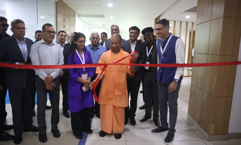 लखनऊ में HCLTech की 10वीं वर्षगांठ के कार्यक्रम में मुख्यमंत्री योगी आदित्यनाथ और HCLTech चेयरपर्सन रोशनी नादर मल्होत्रा।