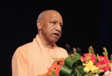 मुख्यमंत्री योगी आदित्यनाथ लखनऊ में 470 खिलाड़ियों को यूपी पुलिस में नियुक्ति पत्र सौंपते हुए।
