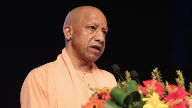 मुख्यमंत्री योगी आदित्यनाथ लखनऊ में 470 खिलाड़ियों को यूपी पुलिस में नियुक्ति पत्र सौंपते हुए।