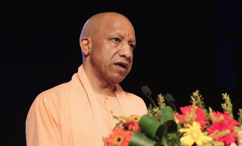 मुख्यमंत्री योगी आदित्यनाथ लखनऊ में 470 खिलाड़ियों को यूपी पुलिस में नियुक्ति पत्र सौंपते हुए।