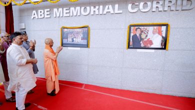 वाराणसी के रुद्राक्ष कन्वेंशन सेंटर में आबे मेमोरियल कॉरिडोर के लोकार्पण कार्यक्रम में मुख्यमंत्री योगी आदित्यनाथ और जापानी प्रतिनिधिमंडल।