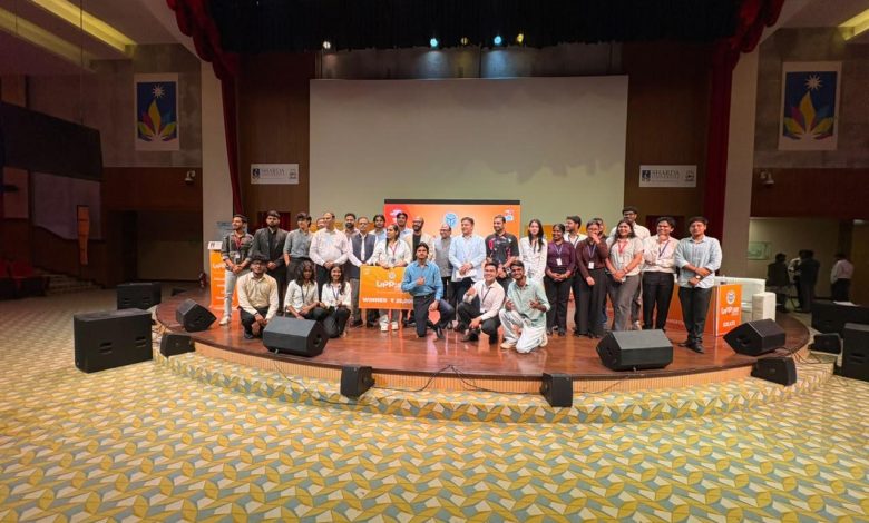 ग्रेटर नोएडा की शारदा यूनिवर्सिटी में यूपी राइज कार्यक्रम के दौरान युवा अपने स्टार्टअप और नवाचार प्रस्तुत करते हुए।