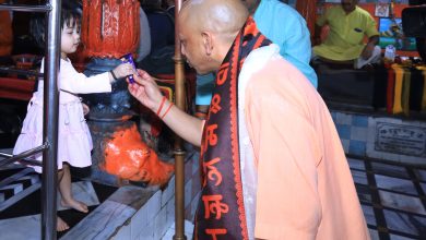 वाराणसी में मुख्यमंत्री योगी आदित्यनाथ और असम के मुख्यमंत्री हिमंता बिस्वा सरमा बाबा काल भैरव और काशी विश्वनाथ मंदिर में दर्शन-पूजन करते हुए।