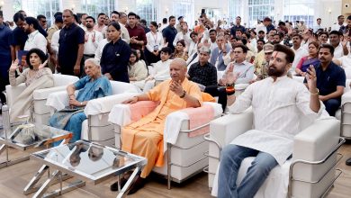 लखनऊ में रामविलास पासवान की छठी पुण्यतिथि पर मुख्यमंत्री योगी आदित्यनाथ और राज्यपाल आनंदीबेन पटेल श्रद्धांजलि अर्पित करते हुए।
