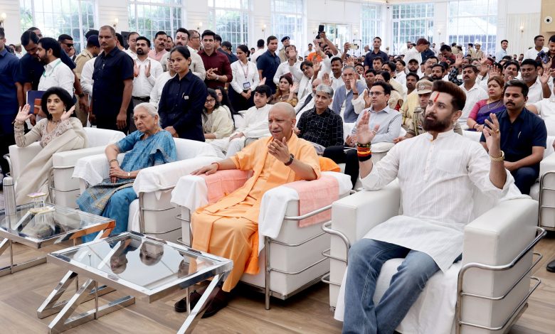 लखनऊ में रामविलास पासवान की छठी पुण्यतिथि पर मुख्यमंत्री योगी आदित्यनाथ और राज्यपाल आनंदीबेन पटेल श्रद्धांजलि अर्पित करते हुए।